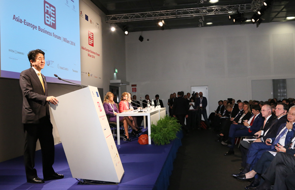 为出席第10届亚欧会议(ASEM)首脑会议等,安倍总理访问了意大利共和国。