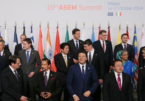 为出席第10届亚欧会议（ASEM）首脑会议等，安倍总理访问了意大利共和国。