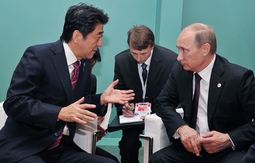 为出席第10届亚欧会议(ASEM)首脑会议等,正在访问意大利共和国的安倍总理,上午与俄罗斯联邦的弗拉基米尔•弗拉基米罗维奇•普京总统举行了会谈,并出席了非正式首脑会议。随后参加了第10届亚欧会议的闭幕仪式。