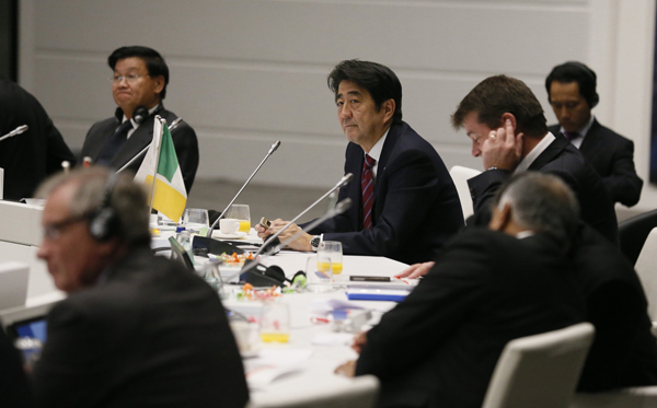 为出席第10届亚欧会议(ASEM)首脑会议等,正在访问意大利共和国的安倍总理,上午与俄罗斯联邦的弗拉基米尔•弗拉基米罗维奇•普京总统举行了会谈,并出席了非正式首脑会议。随后参加了第10届亚欧会议的闭幕仪式。