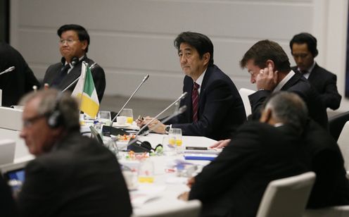 为出席第10届亚欧会议(ASEM)首脑会议等,正在访问意大利共和国的安倍总理,上午与俄罗斯联邦的弗拉基米尔•弗拉基米罗维奇•普京总统举行了会谈,并出席了非正式首脑会议。随后参加了第10届亚欧会议的闭幕仪式。