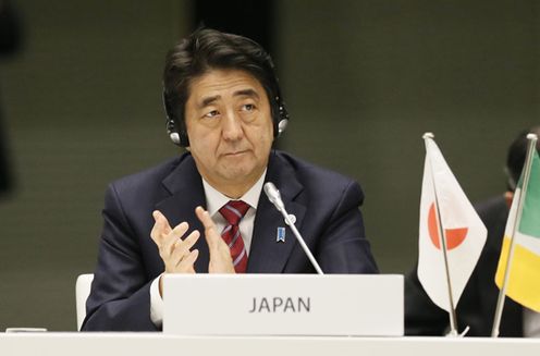 为出席第10届亚欧会议(ASEM)首脑会议等,正在访问意大利共和国的安倍总理,上午与俄罗斯联邦的弗拉基米尔•弗拉基米罗维奇•普京总统举行了会谈,并出席了非正式首脑会议。随后参加了第10届亚欧会议的闭幕仪式。