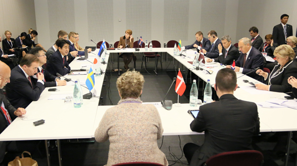 为出席第10届亚欧会议(ASEM)首脑会议等,正在访问意大利共和国的安倍总理,上午与俄罗斯联邦的弗拉基米尔•弗拉基米罗维奇•普京总统举行了会谈,并出席了非正式首脑会议。随后参加了第10届亚欧会议的闭幕仪式。