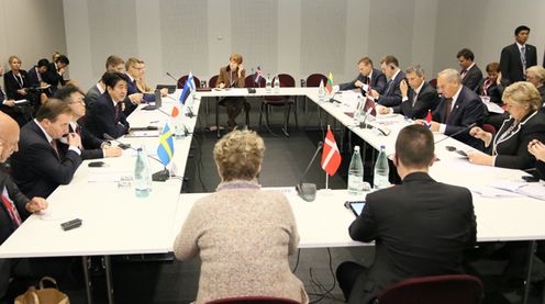 为出席第10届亚欧会议(ASEM)首脑会议等,正在访问意大利共和国的安倍总理,上午与俄罗斯联邦的弗拉基米尔•弗拉基米罗维奇•普京总统举行了会谈,并出席了非正式首脑会议。随后参加了第10届亚欧会议的闭幕仪式。