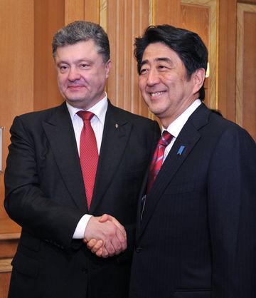 为出席第10届亚欧会议(ASEM)首脑会议等,正在访问意大利共和国的安倍总理,上午与俄罗斯联邦的弗拉基米尔•弗拉基米罗维奇•普京总统举行了会谈,并出席了非正式首脑会议。随后参加了第10届亚欧会议的闭幕仪式。