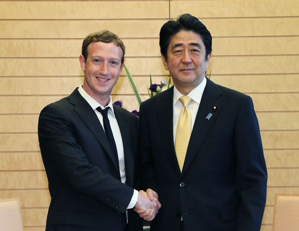 安倍总理在总理大臣官邸接受了Facebook的CEO马克•扎克伯格的拜会。