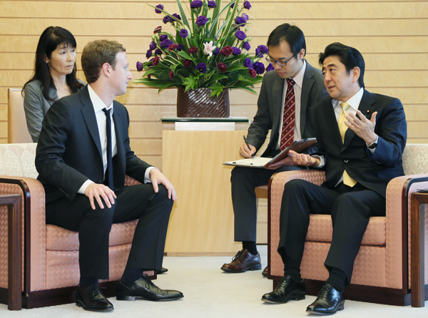 安倍总理在总理大臣官邸接受了Facebook的CEO马克•扎克伯格的拜会。