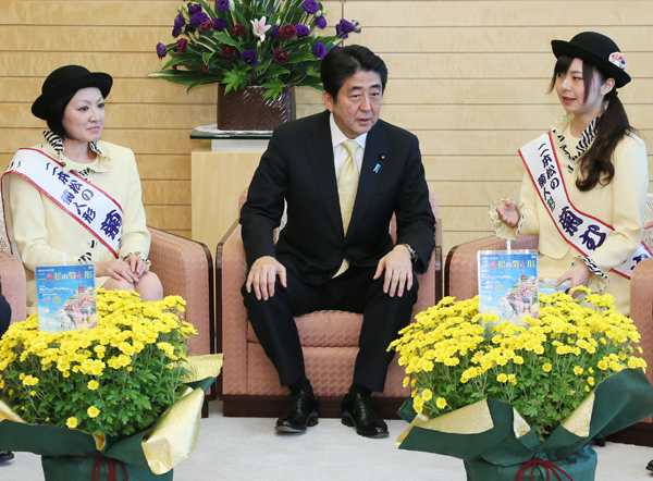 安倍总理在总理大臣官邸接受了菊花姑娘的拜访。