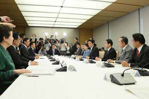 安倍总理在总理大臣官邸出席了第6次“政府、执政党和在野党绑架问题对策机构联络协议会”。