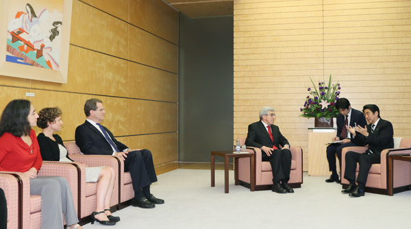 安倍总理在总理大臣官邸接受了美国犹太人协会代表的拜会。