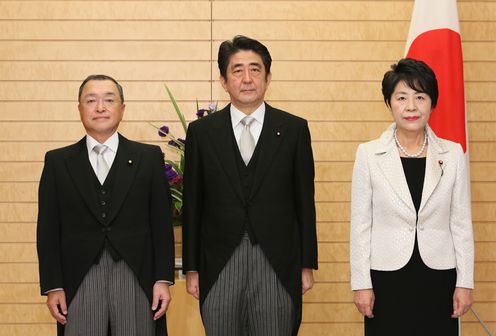 安倍总理在总理大臣官邸向上川阳子国务大臣交付了法务大臣任命书，向宫泽洋一国务大臣交付了经济产业大臣、产业竞争力担当、原子能经济被害担当以及内阁府特命担当大臣任命书。