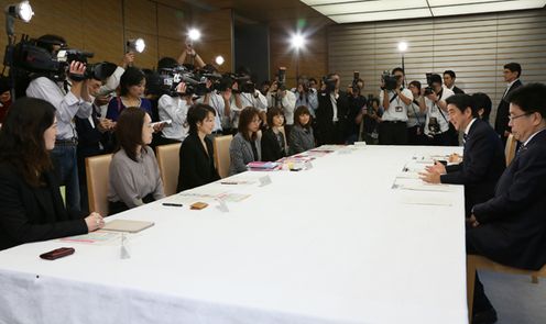 安倍总理在总理大臣官邸举办了有关推进女性发展的女性杂志编辑恳谈会。
