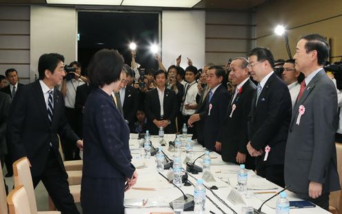 安倍总理在总理大臣官邸出席了2014年度第2次“中央与地方协商会议”。