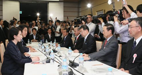 安倍总理在总理大臣官邸出席了2014年度第2次“中央与地方协商会议”。