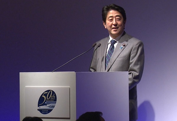 安倍总理出席了在东京都内宾馆举行的东海道新干线开业50周年纪念招待会。
