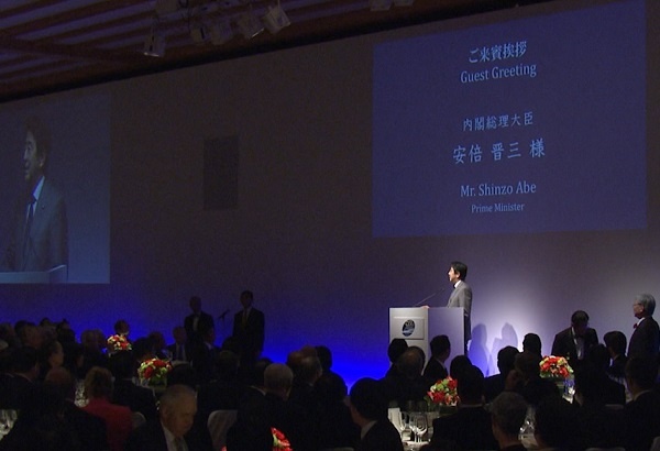 安倍总理出席了在东京都内宾馆举行的东海道新干线开业50周年纪念招待会。