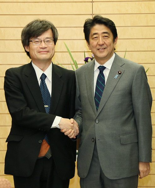 安倍总理在总理大臣官邸接受了荣获2014年诺贝尔物理学奖的名古屋大学教授天野浩的拜访。