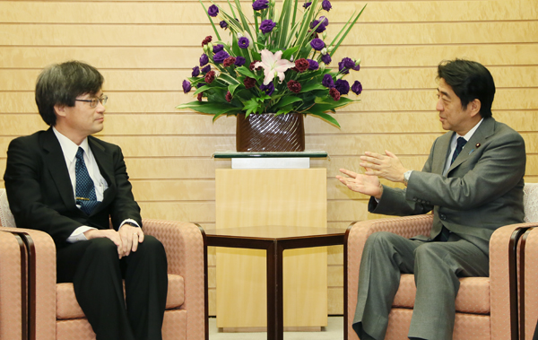 安倍总理在总理大臣官邸接受了荣获2014年诺贝尔物理学奖的名古屋大学教授天野浩的拜访。