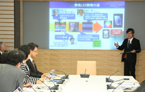 安倍总理在总理大臣官邸召开了第5次综合科学技术・创新会议。