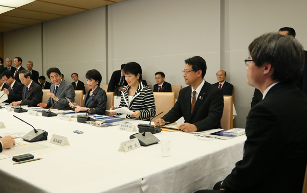 安倍总理在总理大臣官邸召开了第5次综合科学技术・创新会议。