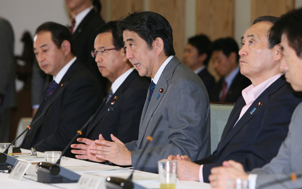 安倍总理在总理大臣官邸出席了2014年度第2次“为实现经济良性循环的‘政劳使’三方会议”。