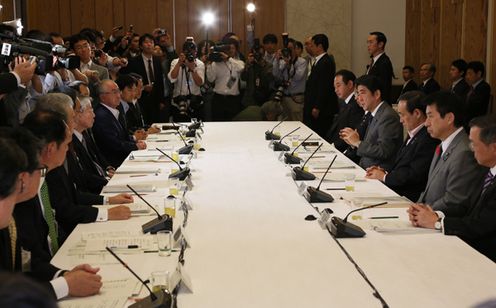 安倍总理在总理大臣官邸出席了2014年度第2次“为实现经济良性循环的‘政劳使’三方会议”。