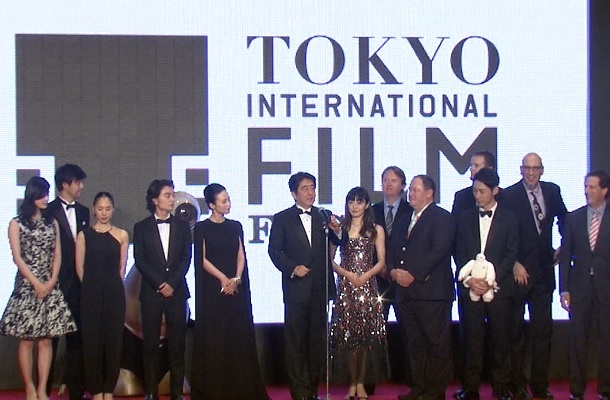安倍总理出席了在东京都内举行的第27届东京国际电影节开幕式。