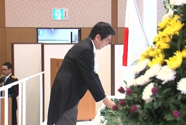 安倍总理出席了在东京都内举行的全国警察警务殉职烈士・协助警察警务工作殉难者追悼会。