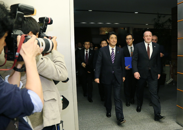 安倍总理在总理大臣官邸与格鲁吉亚总统乔治•马尔格韦拉什维利举行了会谈。