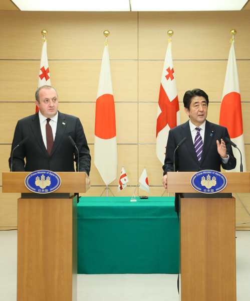 安倍总理在总理大臣官邸与格鲁吉亚总统乔治•马尔格韦拉什维利举行了会谈。