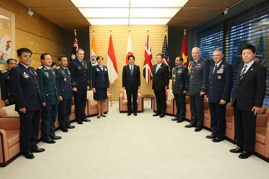 安倍总理在总理大臣官邸接受了印度洋—太平洋地区空军参谋长等的拜会。
