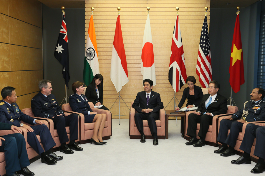 安倍总理在总理大臣官邸接受了印度洋—太平洋地区空军参谋长等的拜会。
