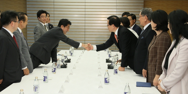 安倍总理在总理大臣官邸接受了大韩民国国会议长郑义和一行的拜会。