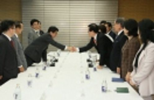 安倍总理在总理大臣官邸接受了大韩民国国会议长郑义和一行的拜会。