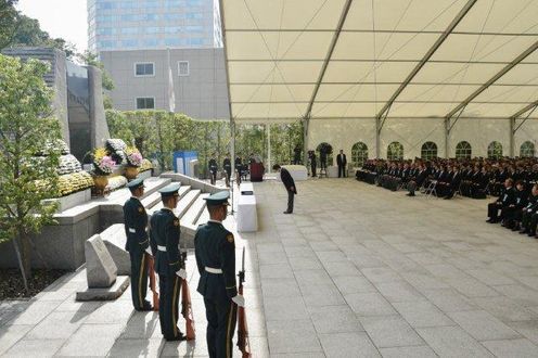 安倍总理出席了在防卫省举行的2014年度自卫队殉职队员追悼仪式。