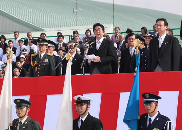 安倍总理出席了在航空自卫队百里基地举行的防卫省・自卫队60周年纪念航空检阅仪式。