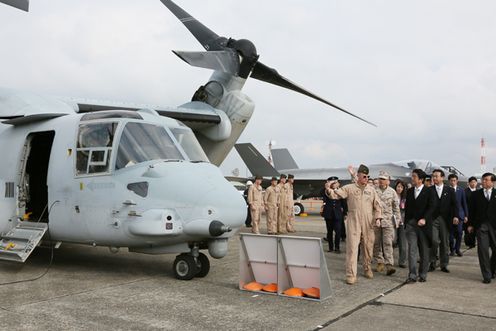 安倍总理出席了在航空自卫队百里基地举行的防卫省・自卫队60周年纪念航空检阅仪式。
