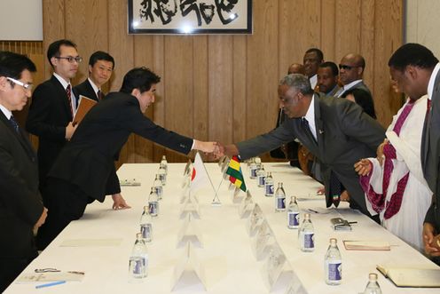 安倍总理在总理大臣官邸接受了埃塞俄比亚联邦民主共和国人民代表议会(众议院)议长阿卜杜拉•格梅达的拜会。