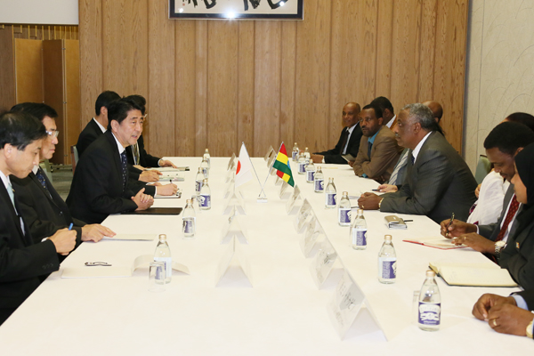 安倍总理在总理大臣官邸接受了埃塞俄比亚联邦民主共和国人民代表议会(众议院)议长阿卜杜拉•格梅达的拜会。