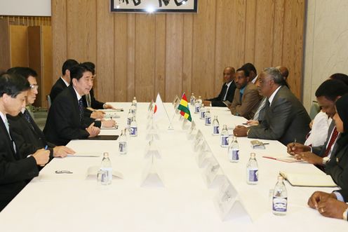 安倍总理在总理大臣官邸接受了埃塞俄比亚联邦民主共和国人民代表议会(众议院)议长阿卜杜拉•格梅达的拜会。