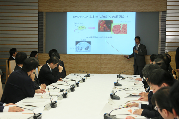 安倍总理在总理大臣官邸召开了第4次健康与医疗战略推进本部会议。