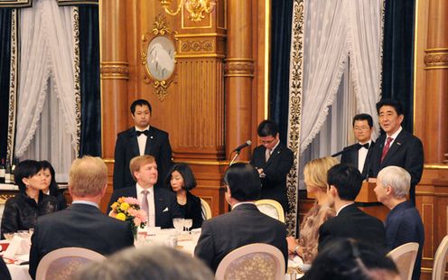 安倍总理与作为国宾访日的荷兰王国威廉・亚历山大国王陛下及王妃陛下亲切恳谈，并举行了由总理夫妇主办的晚餐会。