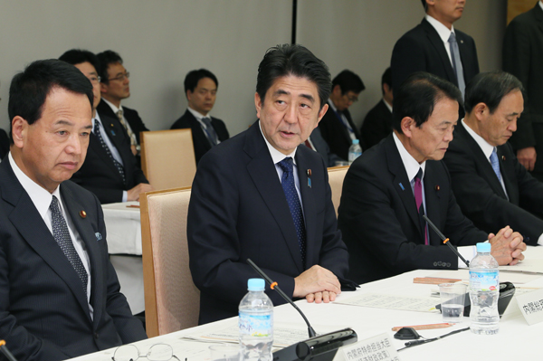 安倍总理在总理大臣官邸召开了2014年第18次经济财政咨询会议。