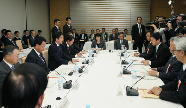 安倍总理在总理大臣官邸召开了2014年第18次经济财政咨询会议。