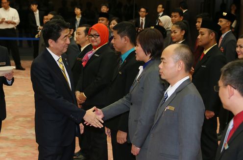 安倍总理在总理大臣官邸接受了参加“东南亚青年之船”青年代表的拜访。
