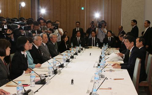 安倍总理在总理大臣官邸召开了第3次“城镇・居民・工作创生会议”。