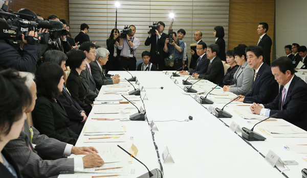安倍总理在总理大臣官邸召开了第13次行政改革推进会议。