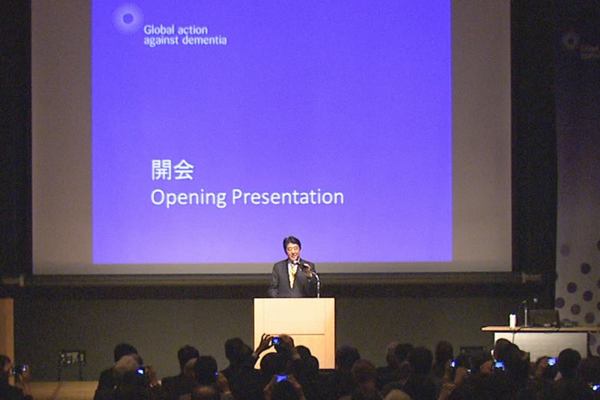 安倍总理出席了在东京都内举行的认知障碍症峰会日本后续活动。