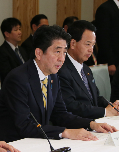 安倍总理在总理大臣官邸出席了第13次有关跨太平洋伙伴关系协议（TPP）的主要阁僚会议。