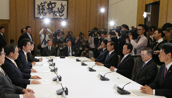 安倍总理在总理大臣官邸出席了第13次有关跨太平洋伙伴关系协议（TPP）的主要阁僚会议。